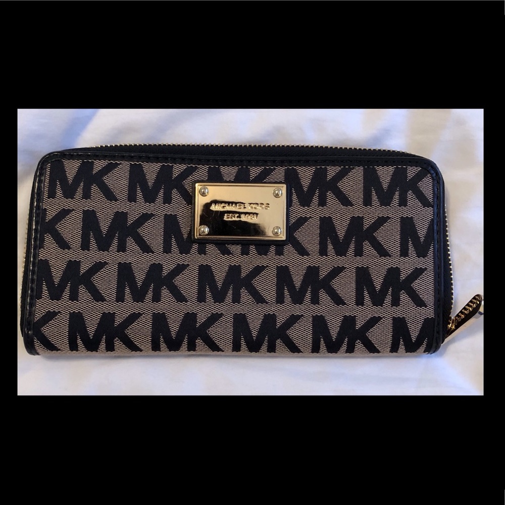 Michael Kors Zipper Wallet in Black & Gray
